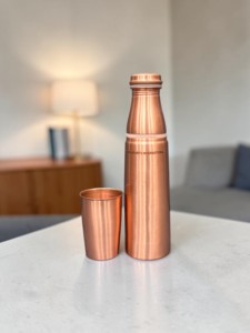 Bouteille en cuivre multi-usage avec couvercle-gobelet, exportée par Indian exports international. (Cuivre pur certifié) - Product Image 1