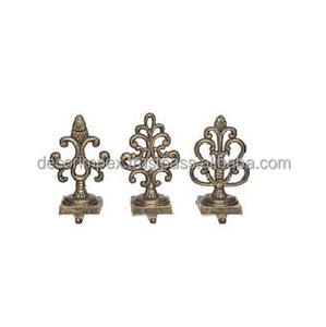 Lot de 3 cintres pour bas de vacances finition dorée Designs Cast Metal Mantel Hooks Iron Finish Christmas - Product Image 1