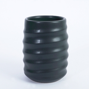 Taza de Té de Cerámica Agung Keramik con Rayas Negras Texturizadas y Banda Ámbar, Apta para Lavavajillas y Microondas, para Uso en Restaurantes Japoneses, Ideal para Regalo - Product Image 3