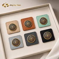 Étiquette en cuir personnalisée Jinyi avec logo métallique, bordure carrée cousue, design de marque, accessoires pour hijabs, fabrication OEM