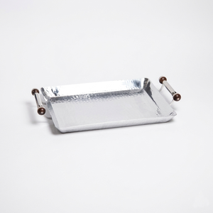 Magnifique plateau de service rectangulaire en métal argenté martelé, avec finition métallique polie et élégantes extrémités de poignées en bois. - Product Image 2