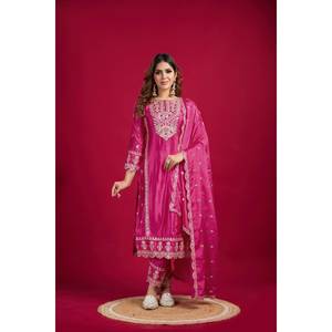 Conjunto de Top y Pantalón de Seda Chinon con Bordado y Lentejuelas, con Dupatta Rosa - Product Image 1