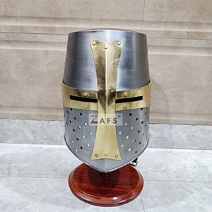 Casco Templario Medieval Hecho a Mano con Cruz de Latón y Acero Pulido, para Cosplay y Reenactamiento - Product Image 1