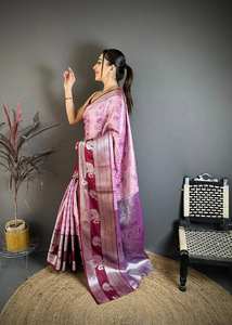 Sari de Seda Kanjivaram Hecho a Mano por Diseñadores con Pallu Rico en Zari Plateado y Tejido Tradicional - Product Image 3