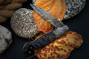 Cuchillo plegable de Damasco hecho a mano con mango de resina, cuchillo utilitario EDC para exteriores. - Product Image 3