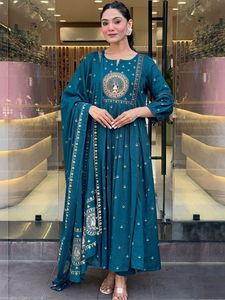 Kurti en viscose rayonne vert sarcelle pour femme avec dupatta brodé, coupe ample traditionnelle longue jusqu'au sol, tenue décontractée Inde Pakistan - Product Image 1
