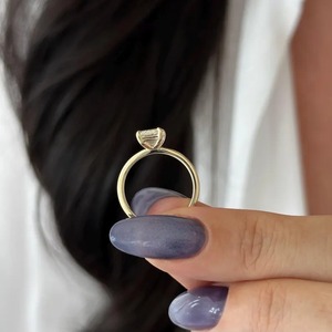 Anillo de Compromiso y Boda Solitario con Diamante Cultivado en Laboratorio, Corte Esmeralda, Diseño Elegante, Oro Amarillo de 18k, Ajuste Perfecto, Moderno, Certificado IGI - Product Image 3
