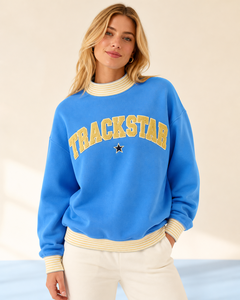 เสื้อสเวตเชิ้ตคอเต่าสีน้ำเงินโคบอลต์ Trackstar แต่งแถบสีเหลืองครีม ตัวอักษรสีเหลืองแบบ Varsity ลายดาวสีเข้ม แขนยาว - Product Image 1