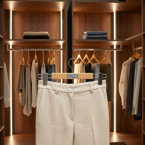 Cintres en bois de pin de haute qualité pour vêtements, pantalons et robes, avec pinces en fer, durables et antidérapants, pour armoire, salon et salle de bain, vente en gros - Product Image 1