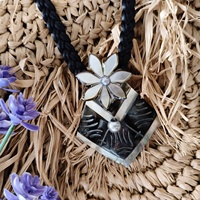 Ensemble collier et boucles d'oreilles tendance, pendentif hawaïen sculpté en forme de diamant, fleur en nacre sur cordon tressé