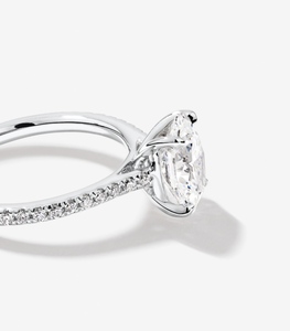 Bague de fiançailles solitaire en or blanc 18 carats avec diamant taille ovale et pavé, bijoux de luxe pour mariée - Product Image 4