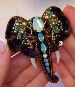 Broche de Arte Bordado a Mano con Cuentas para Amantes de la Moda, Pin Bordado con Cuentas Hecho a Mano de Primera Calidad para Atuendos Elegantes - Product Image 4