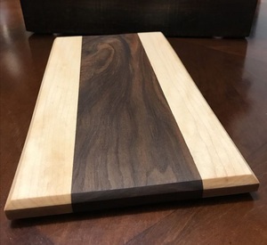 Planche à découper en bois de noyer finitionnée avec une poignée en acier inoxydable, planche à découper et à trancher de White Royals en gros - Product Image 4