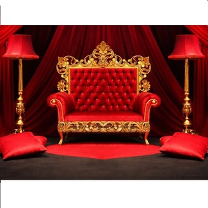 Elegante Sofá Rojo Estilo Trono para Bodas, Sofá con Tallados Dorados y Decoración de Lujo, Sofá King/Queen de Terciopelo Rojo Tufted Darwin - Product Image 1