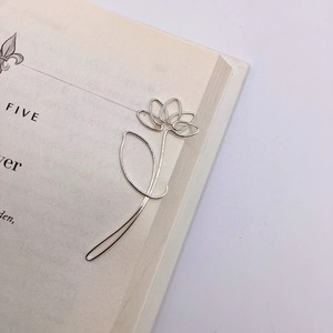 Segnalibro in metallo realizzato a mano con intagli dettagliati, adatto per insegnanti, bibliotecari e studenti come un regalo premuroso. - Product Image 1