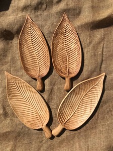 Plateau en bois en forme de feuille, idéal pour une présentation de table haut de gamme, la présentation des aliments et le service des invités. Plateau à apéritifs en bois d'Inde. - Product Image 5