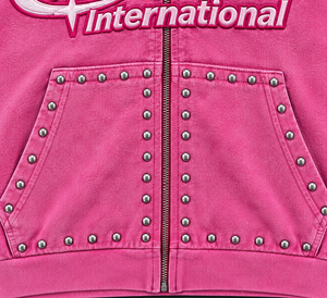 Sudadera con capucha rosa lavada personalizada con cremallera, logo bordado y bolsillo canguro, estilo streetwear, fabricada por un fabricante de sudaderas. - Product Image 3
