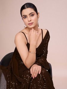 Elegante Saree Azul Marino con Lentejuelas, Escote Asimétrico y Diseño de Manga Corta para Todas las Temporadas - Product Image 4