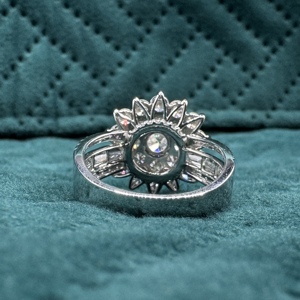 Magnífico Anillo de Diamante Cultivado en Laboratorio de 4.03 CT, Corte Redondo, en Oro Blanco de 14K para Mujer - Product Image 2