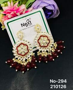 Boucles d'oreilles pendantes ethniques tendance pour femmes, en alliage plaqué or, avec diamants américains et perles Kundan, légères et glamour, style indien. - Product Image 6