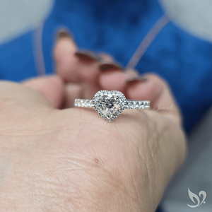 Bague en or blanc 0,5 carat avec diamant en forme de cœur et halo, pierre cultivée en laboratoire, bande pavée romantique - Product Image 4