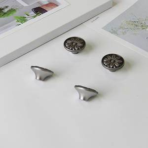 Precio al por mayor: Tiradores de gabinete de aleación de zinc con diseño floral vintage, herrajes de pomo de cajón en plata envejecida para cocina, baño y armario. - Product Image 3