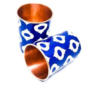 Gobelet en cuivre imprimé bleu, verre artistique pour l'eau, tasse en métal design, vaisselle de cuisine réutilisable, collection cadeau - Product Image 1