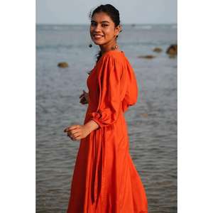 เดรสยาวสีส้มสำหรับผู้หญิง คอเหลี่ยม แขนพอง สไตล์ลำลองสำหรับฤดูร้อน ชายหาด ผูกเอว ทรงสวยเป็นธรรมชาติ เป็นมิตรกับสิ่งแวดล้อม ดีไซน์หรูหรา - Product Image 3