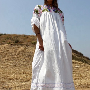 Magnifique robe maxi vintage brodée à la main, 100% coton, délicieuse broderie florale, manches 3/4 légèrement évasées, été - Product Image 1