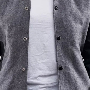 Chaqueta Varsity de Estilo Universitario Retro, con Logotipo Personalizado, Ajuste Cómodo, Material Resistente, Ropa Exterior Moderna para Streetwear Urbano - Product Image 4