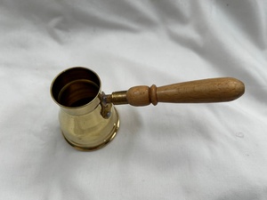 Cafetera Turca Cezve de Latón de Lujo, Ibrik de Forma Redonda con Mango de Madera, Diseño Tradicional - Product Image 3