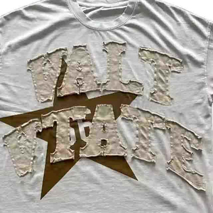Camiseta de punto de alta calidad con bordados desgastados, cuello redondo, corte holgado, hombros caídos, estilo urbano, a precios bajos. - Product Image 4