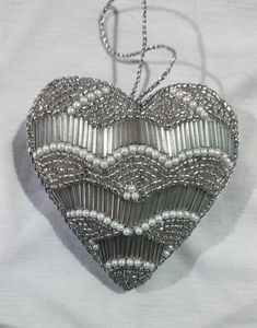 Adorno Colgante de Acero Inoxidable Plateado, Hecho a Mano con Cuentas, Corazón Bordado con Cristales de Estrás, Perlas y Lentejuelas, para Bodas - Product Image 1