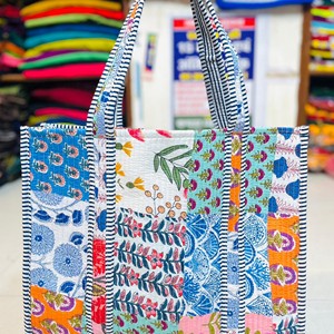 Bolso de mano de algodón acolchado con estampado floral hecho a mano, que ofrece un acolchado suave, durabilidad y un diseño espacioso para uso diario. - Product Image 3