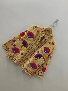 Veste en velours pour femme inspirée du style Suzani, vêtement d'extérieur court d'hiver ethnique bohème fait main, manteau élégant et chaud - Product Image 1