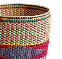 Panier de rangement en fibres naturelles tressées avec un élégant accent géométrique en losange, panier robuste en jonc de mer pour le salon