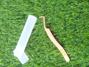 Pinzas de volumen o aislamiento con punta angulada diseñadas específicamente para proporcionar una mejor visibilidad y acceso a las pestañas naturales. - Product Image 4