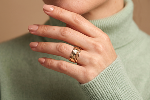 Ensemble de bagues empilables en or 14 carats texturé martelé de luxe, bijoux minimalistes de créateur pour femmes, vente en gros - Product Image 4