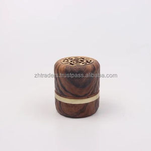 Élégant brûleur d'encens en bois naturel Mubkhar arabe en bois fait à la main avec base au design unique pour le parfum d'intérieur et la décoration islamique - Product Image 3