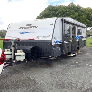 Caravane tout-terrain robuste et extensible avec cuisine, lit, rangement et système d'eau pour aventures en plein air - Product Image 1