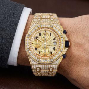 Montre-bracelet de luxe octogonale sertie de diamants, avec boîtier en or, cadran doré, trois sous-cadrans, chiffres noirs, aiguilles lumineuses et bracelet orné. - Product Image 5