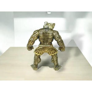 Colgante de estilo superhéroe premium con acabado en negro y dorado y brillantes piedras de diamante moissanita - Product Image 5