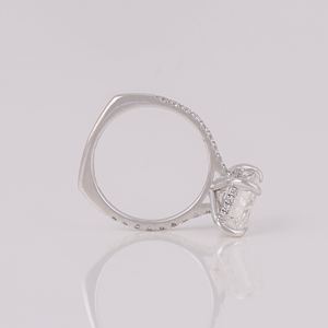 Anillo de Compromiso con Diamante Cultivado en Laboratorio de Corte Radiante de 5 Quilates, Oro Blanco de 14K, Anillo de Boda con Pavé Europeo para Mujer - Product Image 3