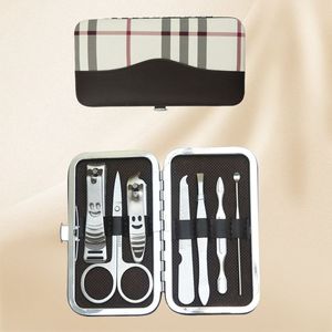 Ensemble de manucure et pédicure haut de gamme, de qualité supérieure, fabriqué sur mesure en acier inoxydable léger, avec emballage personnalisé - Product Image 2