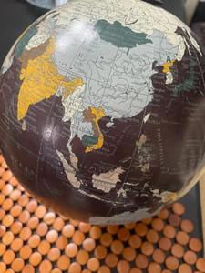 ลูกโลกโลหะงานฝีมือแบบดั้งเดิม พร้อมทวีปที่แกะสลักด้วยมือ และฐานเหล็กหล่อที่แข็งแรงทนทานเพื่อคุณภาพที่ยั่งยืน - Product Image 2