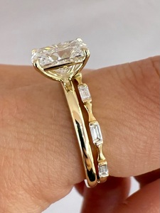 Ensemble de mariage avec bague de fiançailles en or 18 carats, diamant de laboratoire taille coussin de 2,50 carats, certifié IGI - Product Image 3