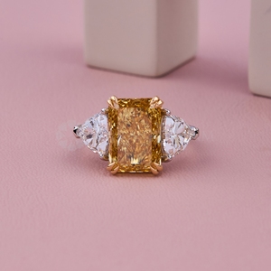 Anillo de Diamante de Laboratorio con Corte Princesa de Diseño de Lujo, Anillo de Oro Blanco con Certificado IGI y Claridad VVS para Mujer, de la India - Product Image 1