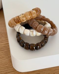 Brazalete Moderno de Resina con Características Decorativas Premium, Accesorio Elegante para Looks de Moda Inspirados en las Tendencias - Product Image 1