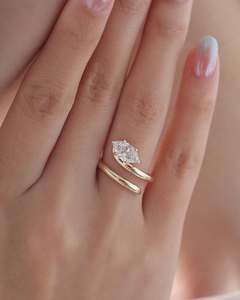 Anillo de Diamante Cultivado en Laboratorio de 1 Quilate, Corte Marquesa, Estilo East West, Abierto y Envolvente, Certificado por IGI - Product Image 1