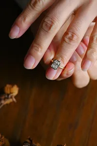 Bague de fiançailles en or jaune 14 carats avec diamant de laboratoire serti clos de 2 carats émeraude pour femme, cadeau d'anniversaire, prix de gros - Product Image 2
